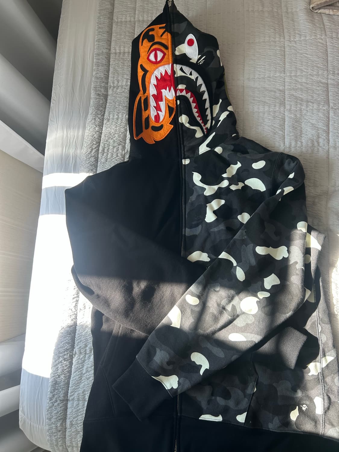 베이프 시티 카모  타이거 샤크 풀후드집업(글로우) 상품이미지3