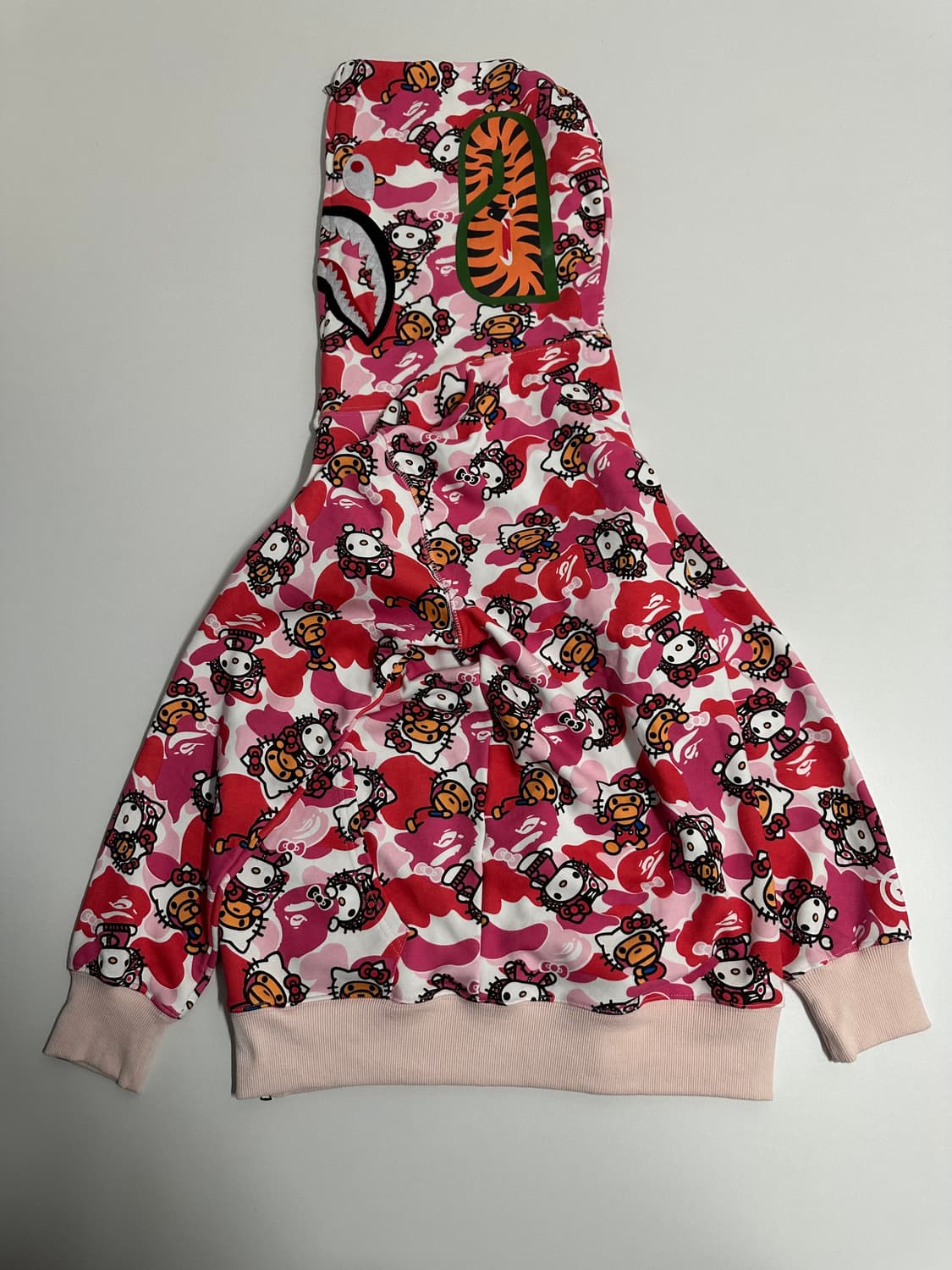 베이프 핑크 카모 헬로키티 샤크 후드집업 상품이미지2