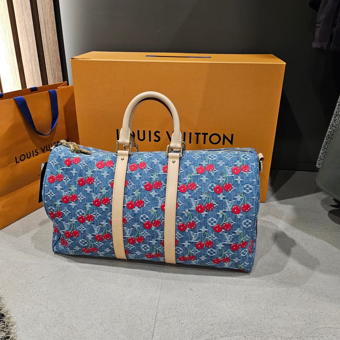 루이비통 x 무라카미 타카시 키폴 반둘리에 45 모노그램 체리 데님 상품이미지9