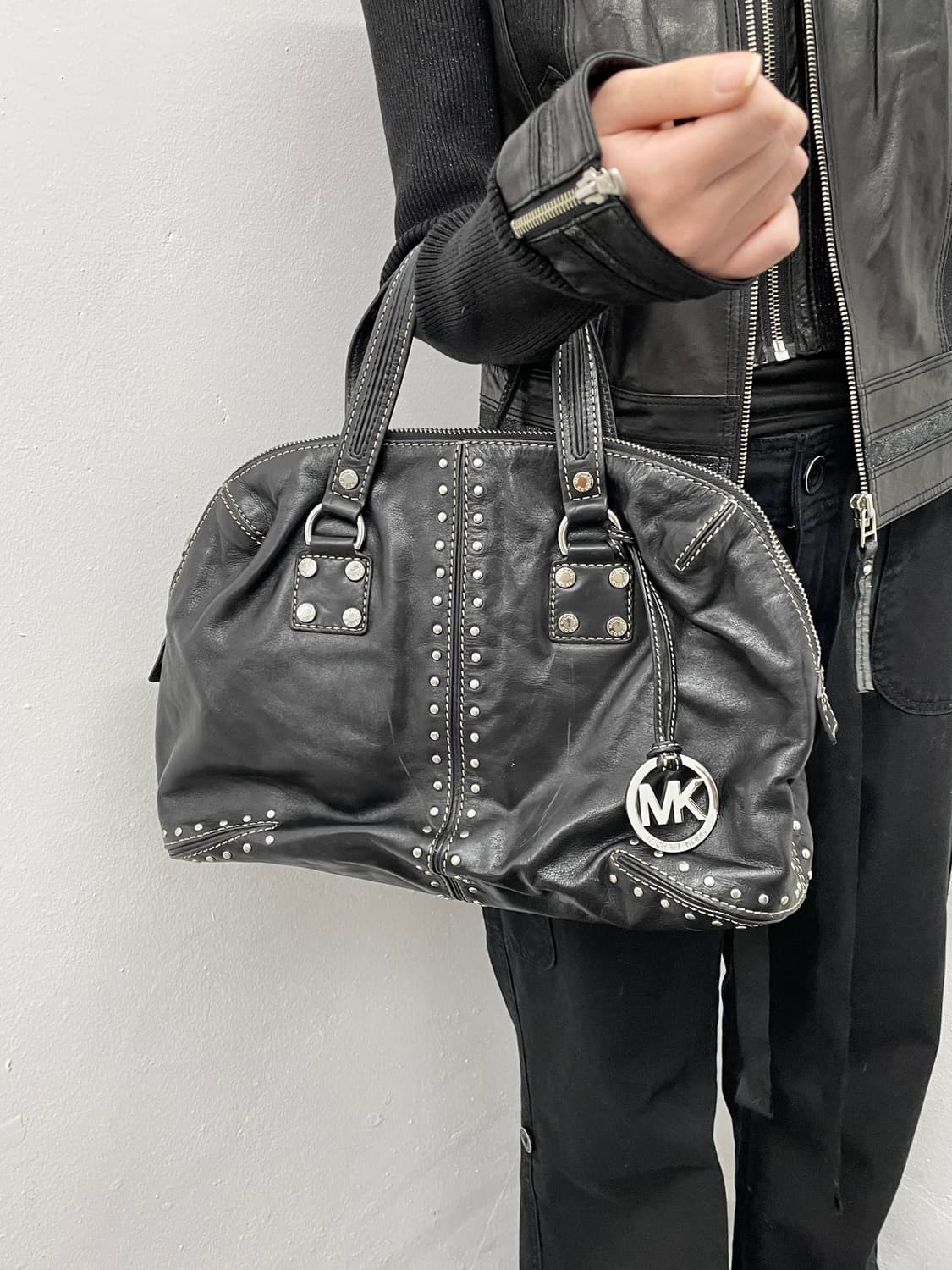 마이클코어스 블랙 은장 스터드백 상품이미지3