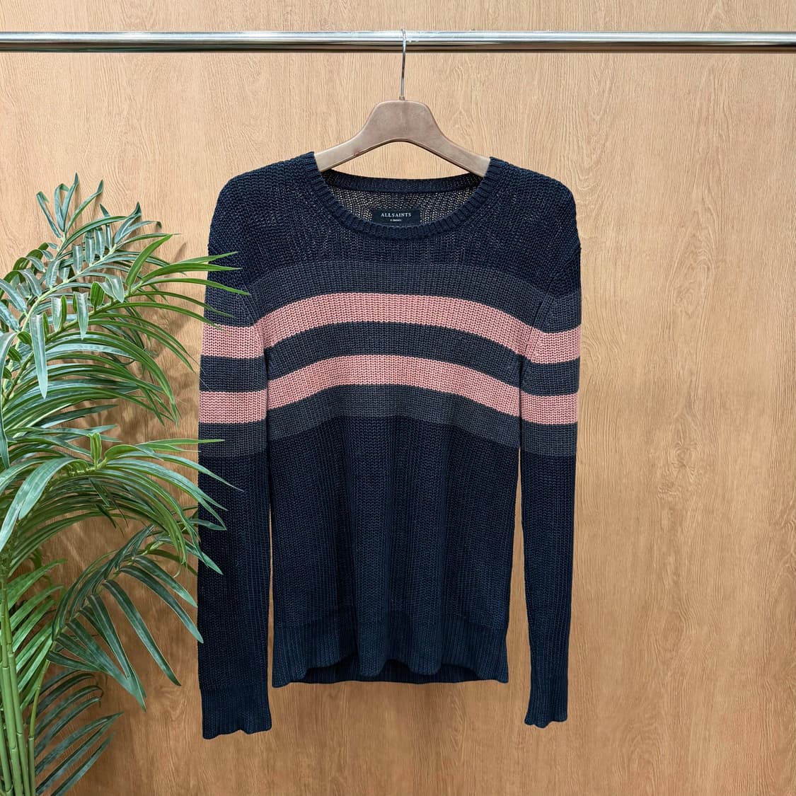 올세인츠 라운드넥 긴팔 니트 차콜 핑크 스트라이프 배색 디테일 네이비 상품이미지1