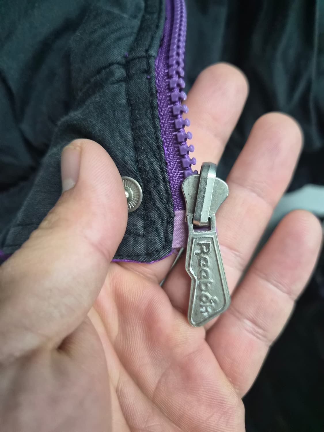 105) 리복 올드스쿨 블랙/퍼플 리버시블 패딩 팝니다 상품이미지4