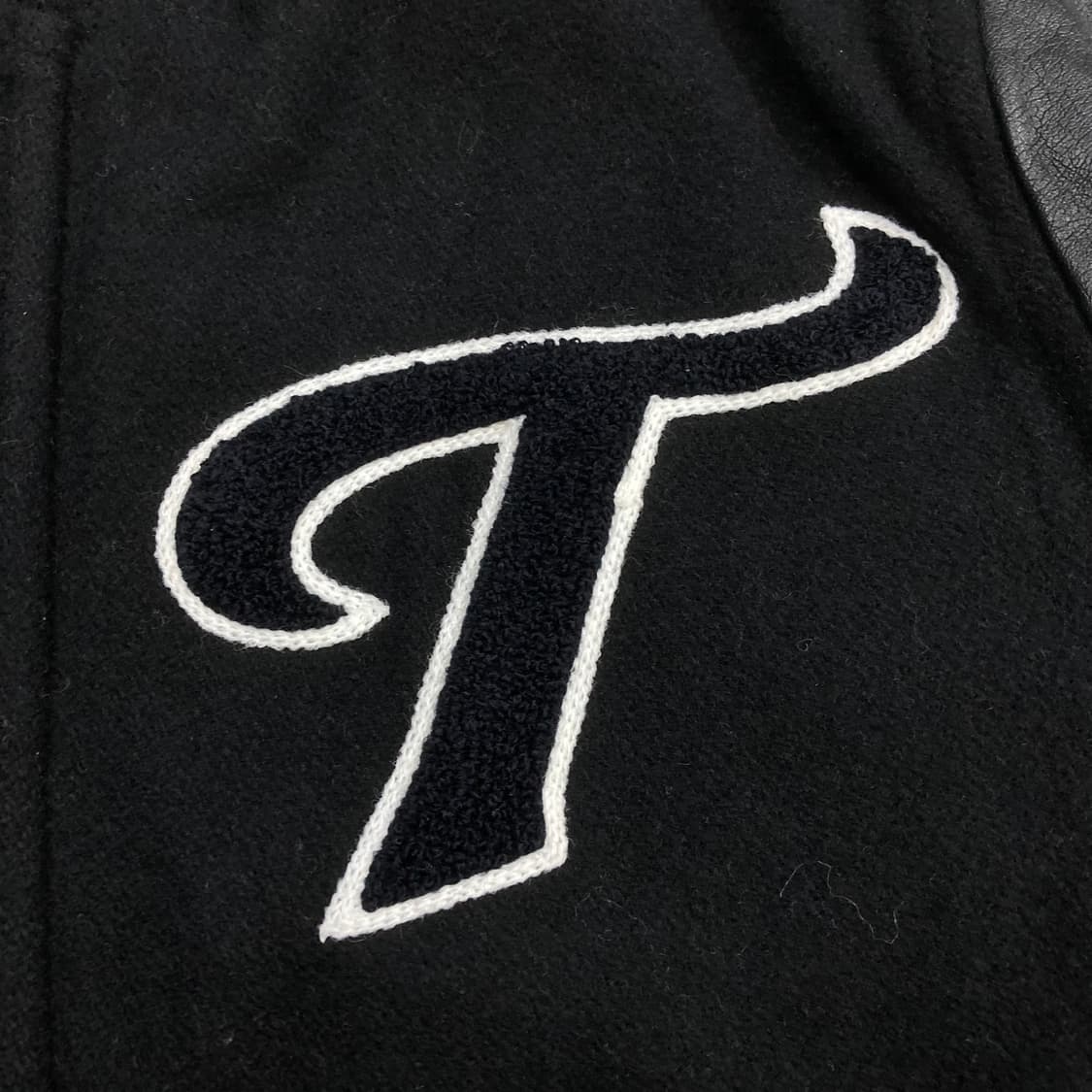 LG 트윈스 블랙 컬러 빅로고 바시티 자켓 상품이미지4