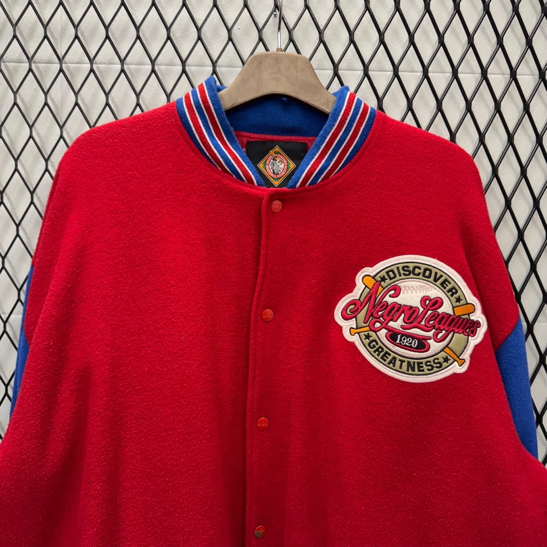 90s NLBM X 빅보이 헤드기어 바시티자켓 후면 패치 디테일 레드 상품이미지3