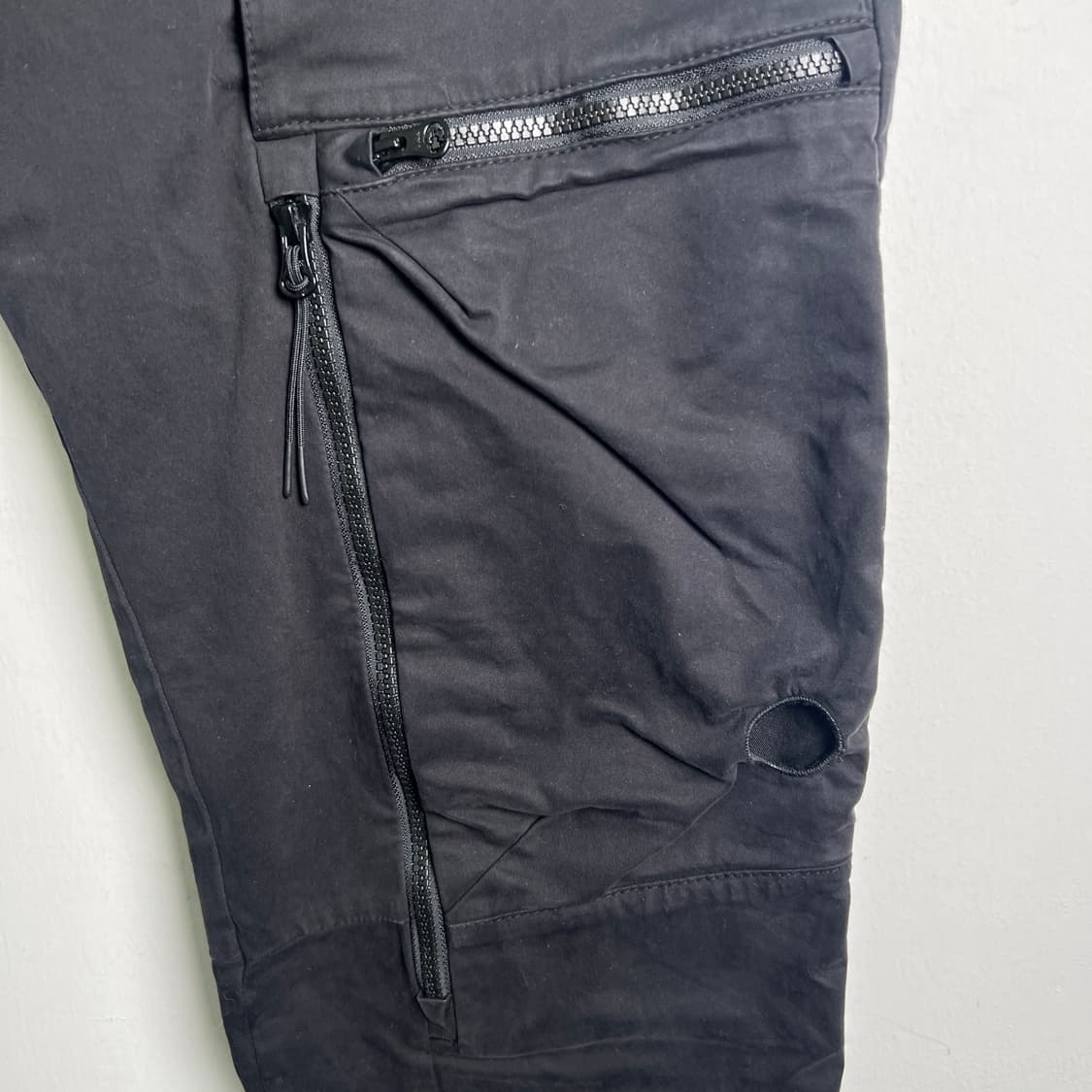 CP컴퍼니 스트레치 새틴 비대칭 지퍼 포켓 카고 팬츠 52 상품이미지7