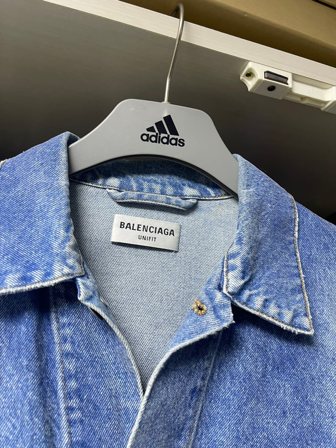 [S] 발렌시아가 중청 네온 스프레이 데님 오버핏 자켓 상품이미지4