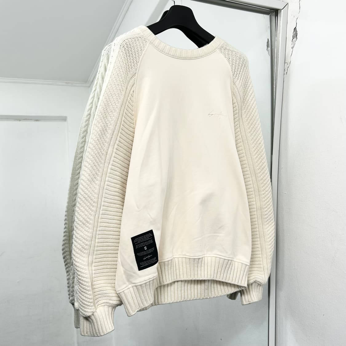 송지오 옴므 케이블 슬리브 라글랑 맨투맨 크림 상품이미지5