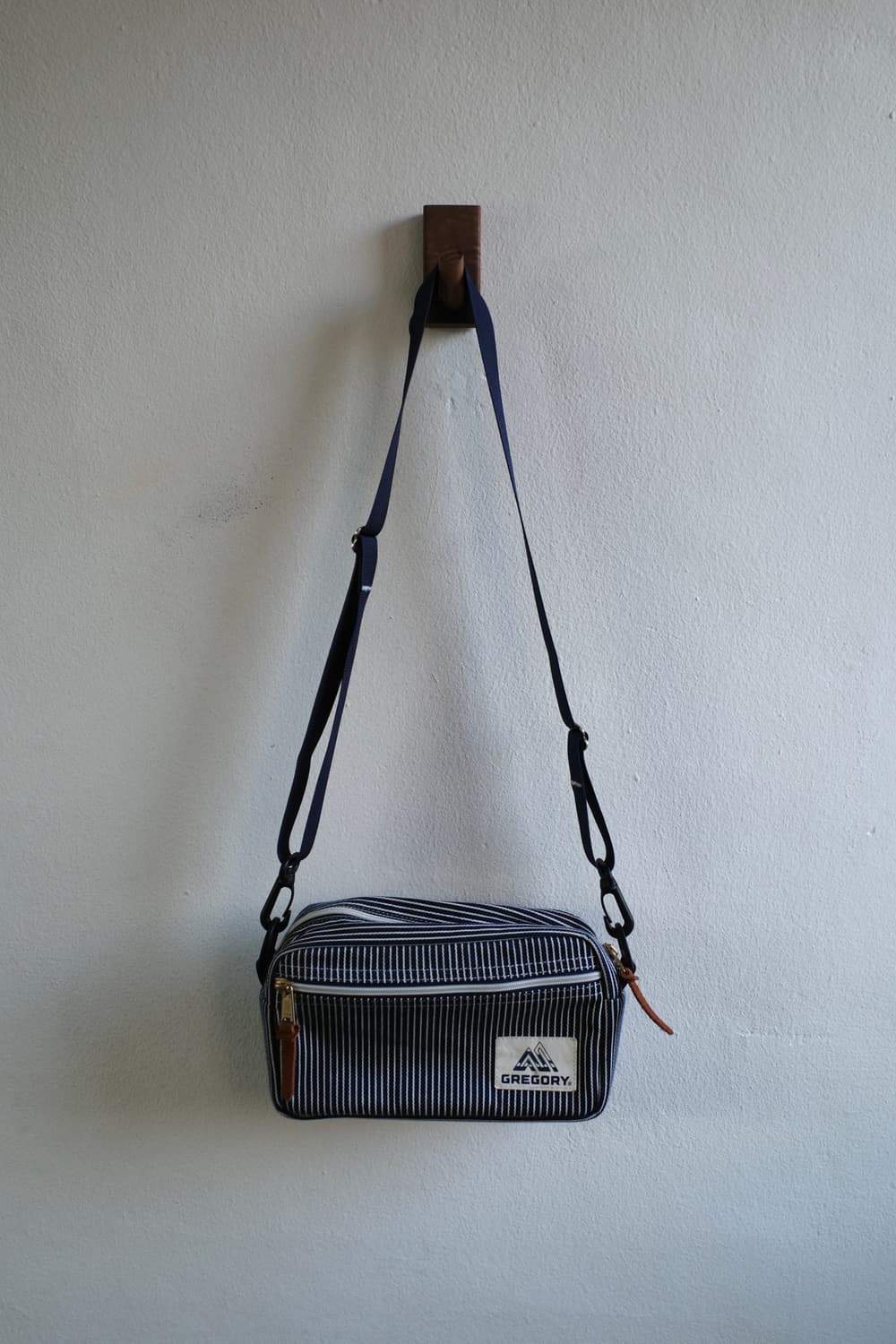 그레고리 스트라이프 크로스백  상품이미지1