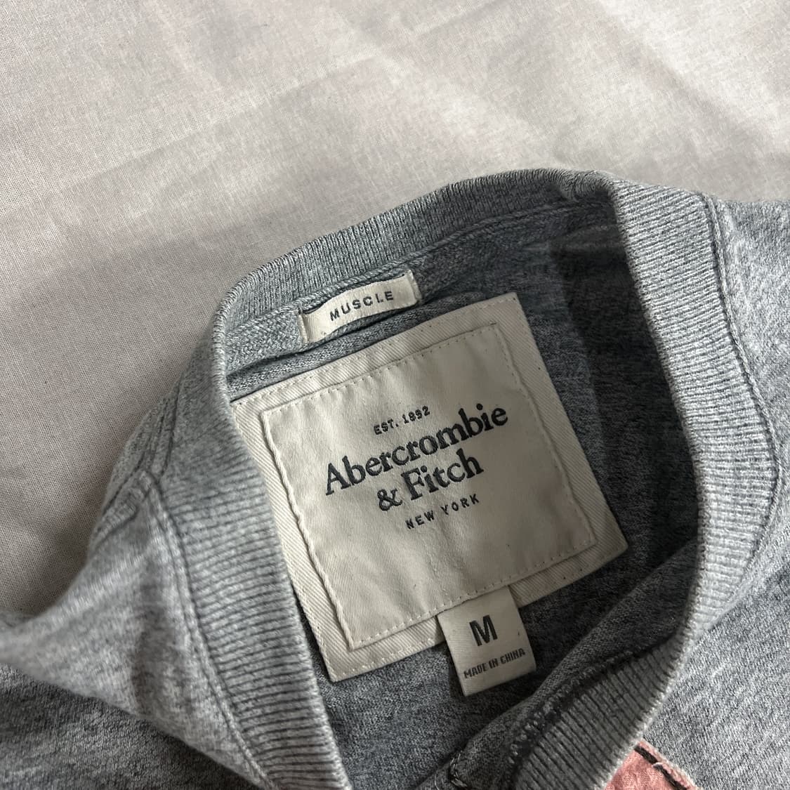 아베크롬비 앤 피치 그레이 핑크 패치 반팔 상품이미지4
