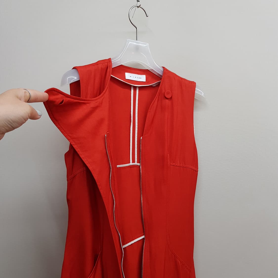 미샤 MICHAA 2021 버튼 디테일 슬리브리스 롱 원피스 상품이미지6