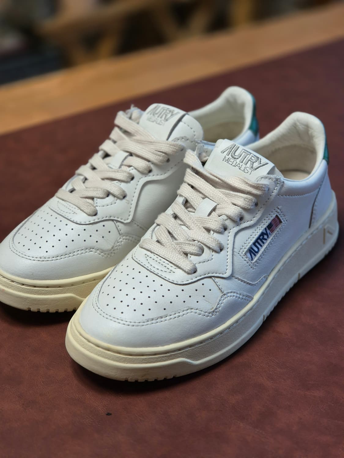 235-240 (37)오트리 메달리스트 로우 스니커  상품이미지6