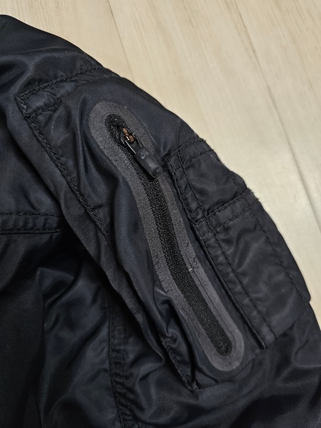 [L] 나이키 올블랙 패딩 봄버 자켓 (MA-1 스타일) 상품이미지4