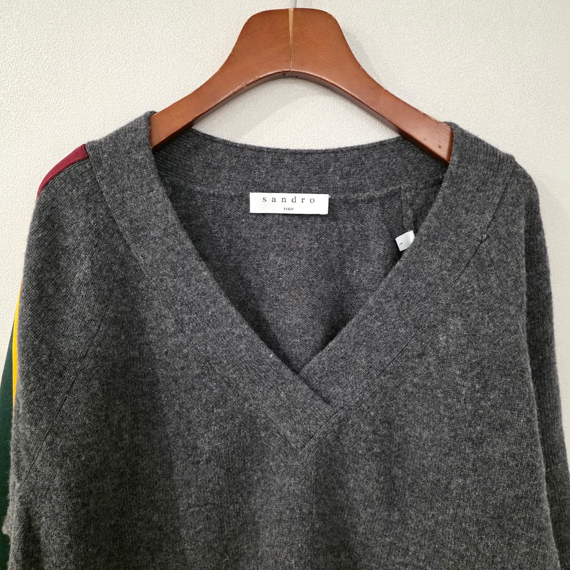 산드로 V넥 니트 회색/버건디 배색 상품이미지3