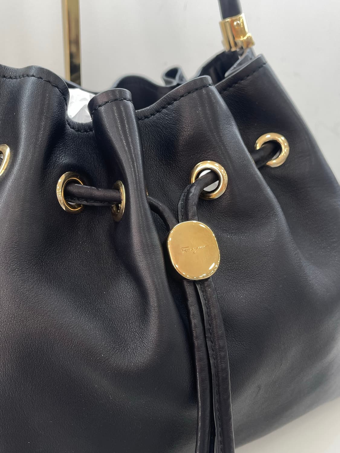 페라가모 가죽 버킷백 한국명품감정서 동봉 상품이미지2