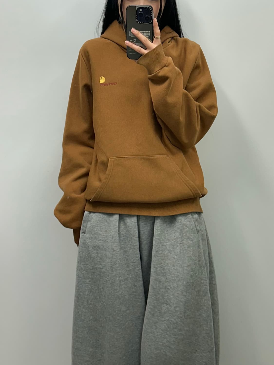 칼하트 자수로고 브라운 후드티 상품이미지1