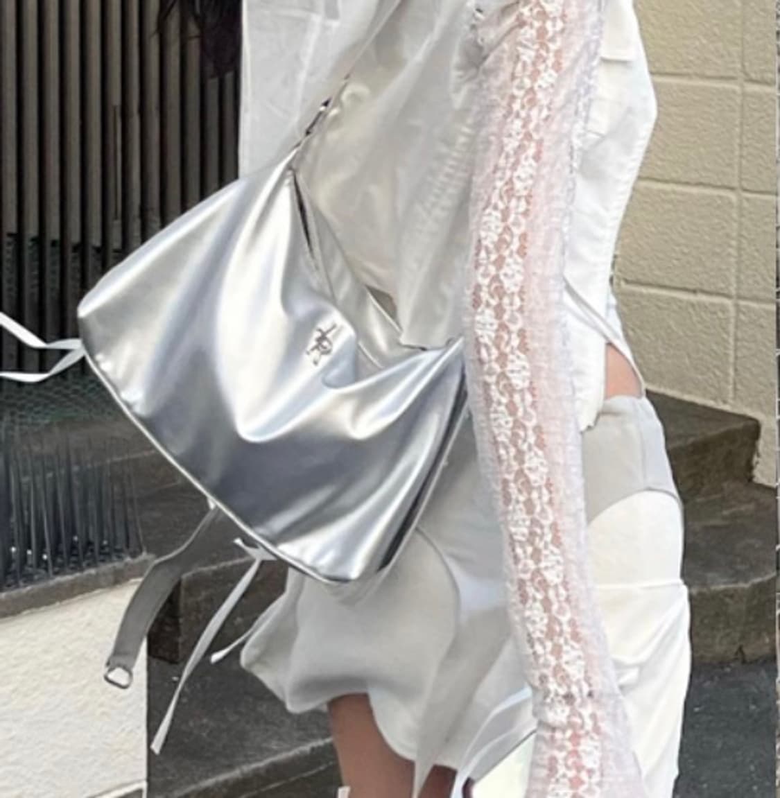 레더리 지퍼드 숄더백 실버 상품이미지2