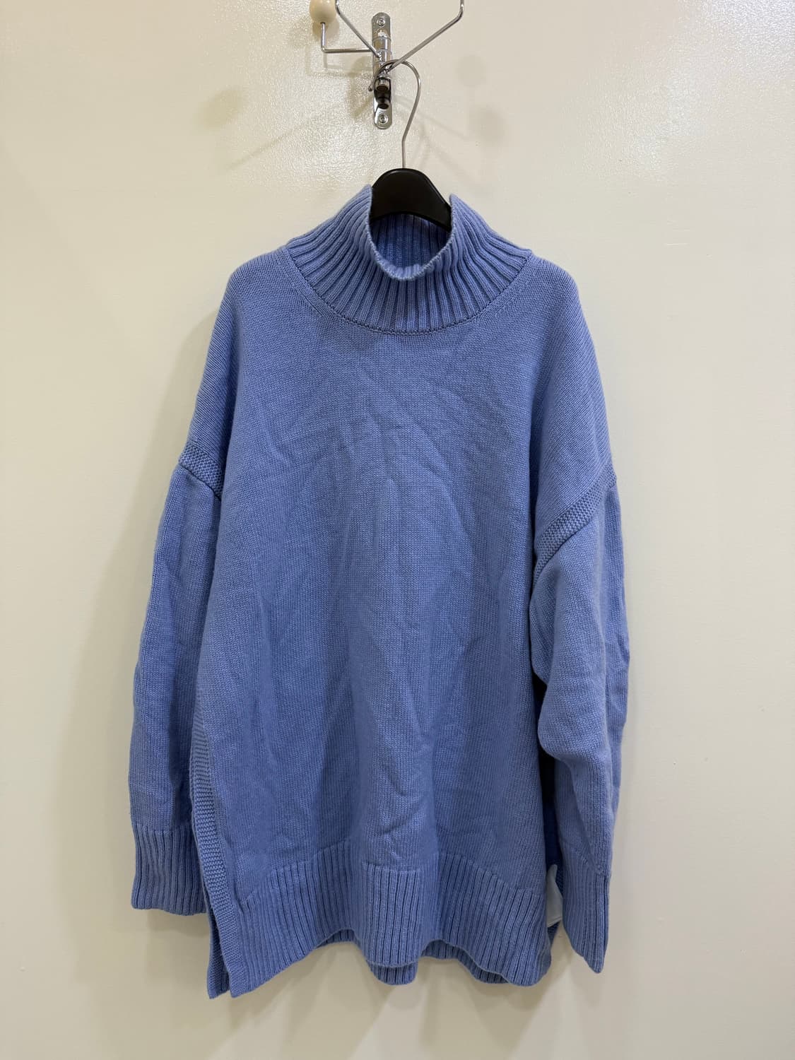 코스 옆절개 터틀넥 스웨터 정품 상품이미지1