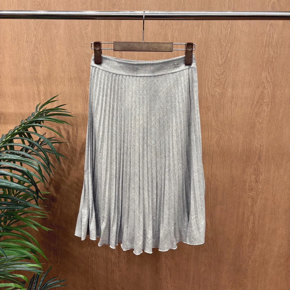 꾸레쥬 울 미디 스커트 플리츠 로고 자수 디테일 그레이 상품이미지1