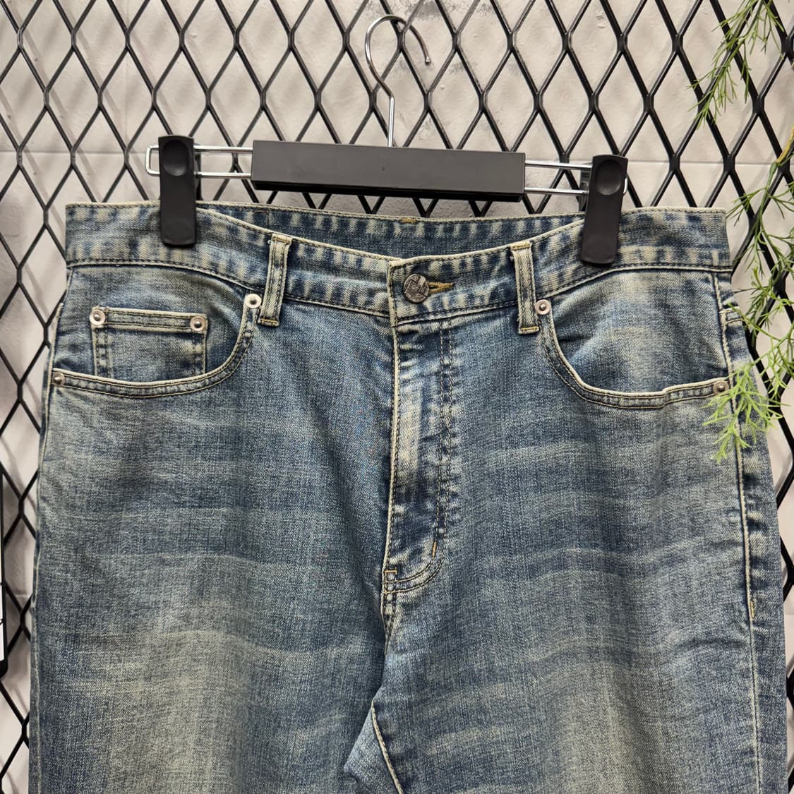 2017 F/W 솔리드옴므 워싱 데님 팬츠 후면 레더 패치 포인트 중청 상품이미지3