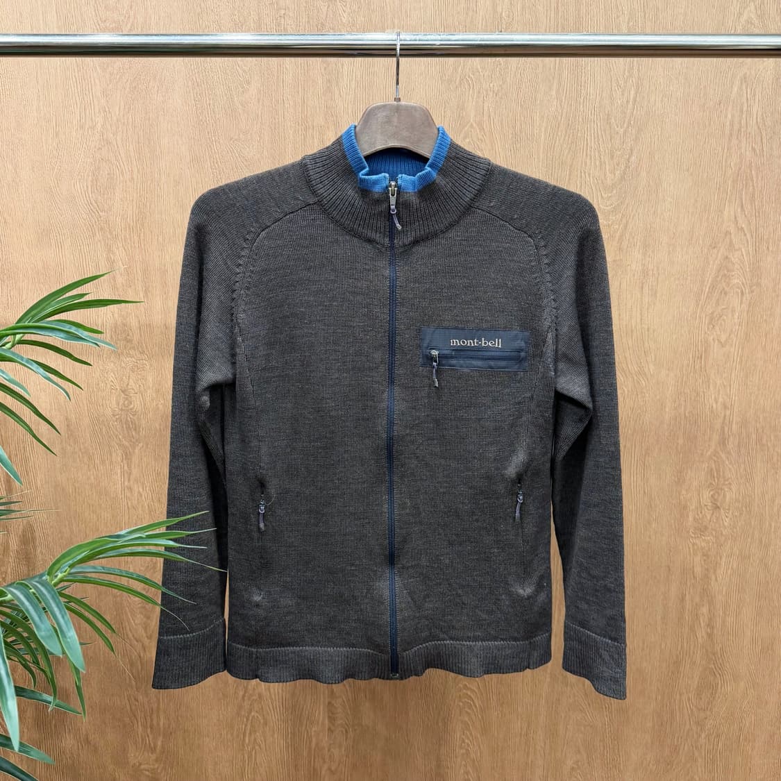 몽벨 하이넥 니트 풀집업 자켓 블루 배색 리브 지퍼 포켓 디테일 브라운 상품이미지1