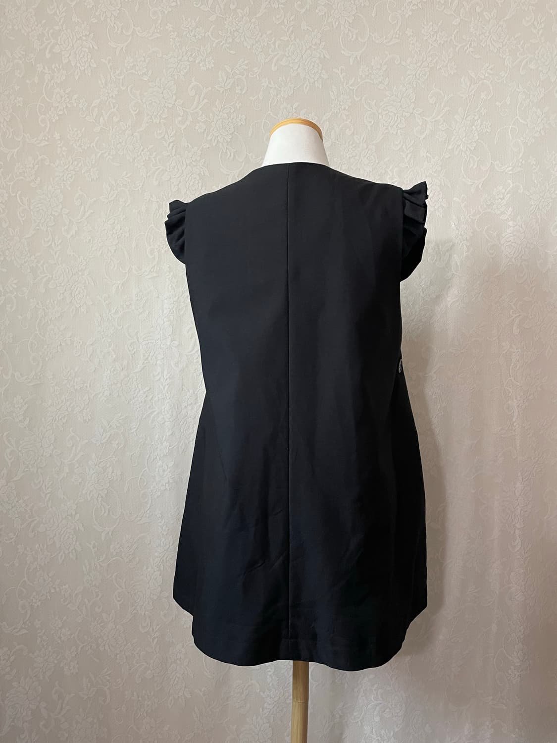 미니멀 블랙 프릴 베스트 탑 상품이미지3