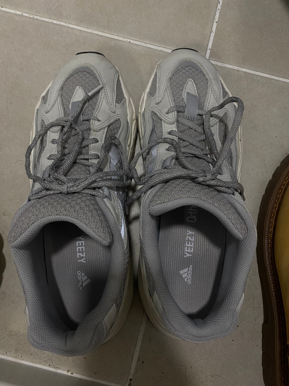 아디다스 이지 700 스태틱 295 상품이미지3