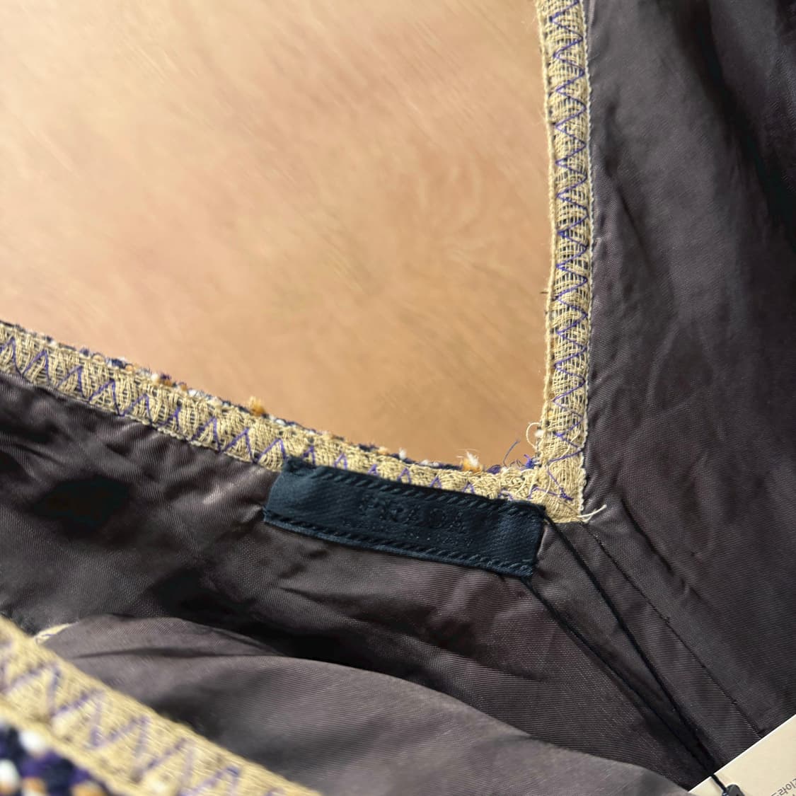 프라다 브이넥 슬리브리스 원피스 트위드 머메이드 실루엣 디테일 브라운 상품이미지6