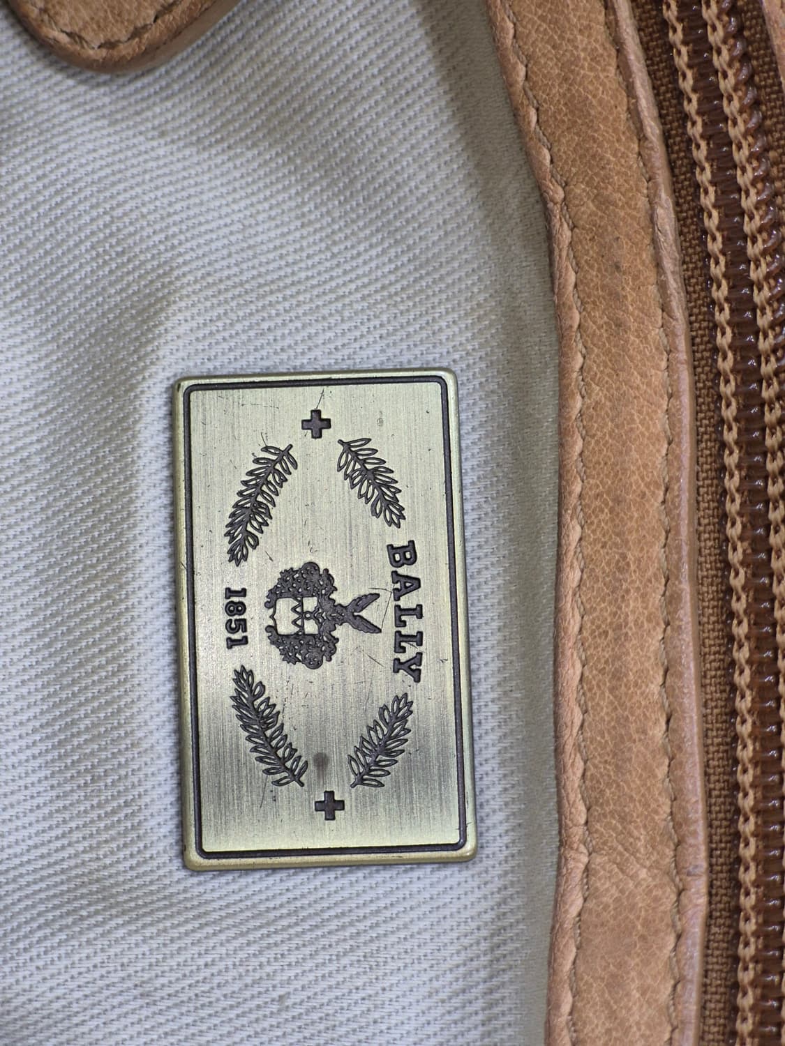 발리 모린T 퀼팅 가죽숄더백 상품이미지9