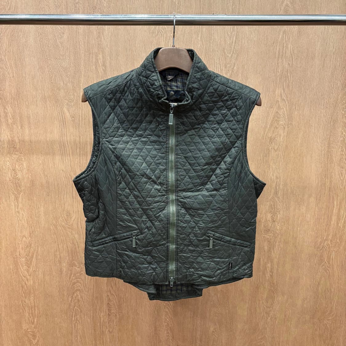 바버 하이넥 퀄팅 베스트 다이아 누빔 백 사이드 버튼 탭 디테일 카키 상품이미지2