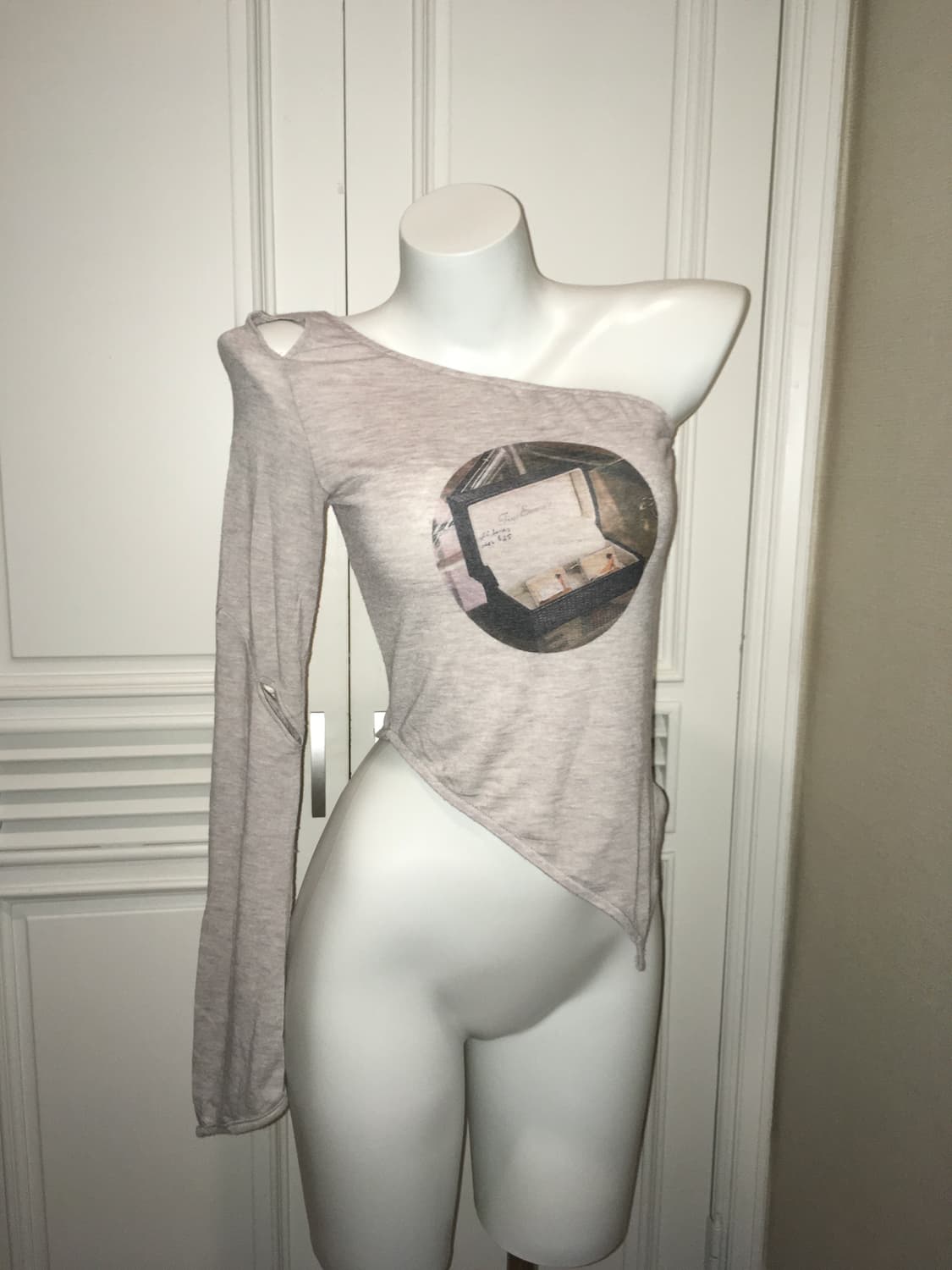 2000아카이브스 컷아웃 오프숄더 사선탑 그레이 상품이미지1