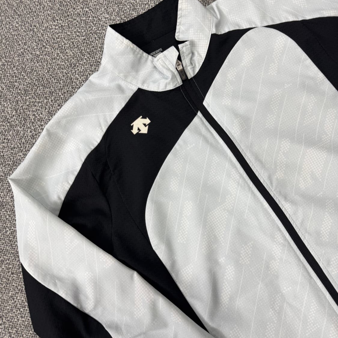 데상트 런닝 트레이닝 자켓 상품이미지2