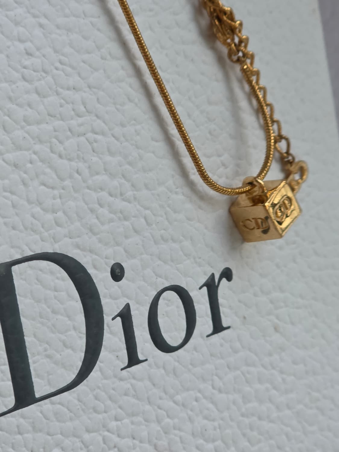 디올 금장 CD 로고 큐브 목걸이 상품이미지7