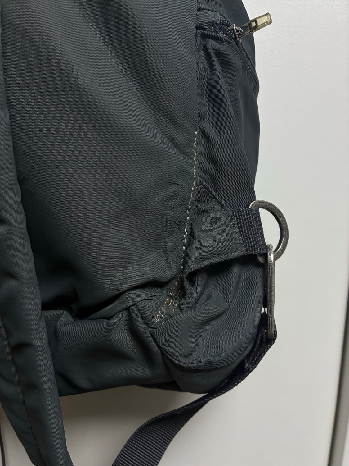 오호스 리버시블 스트링 백팩 챠콜 상품이미지4