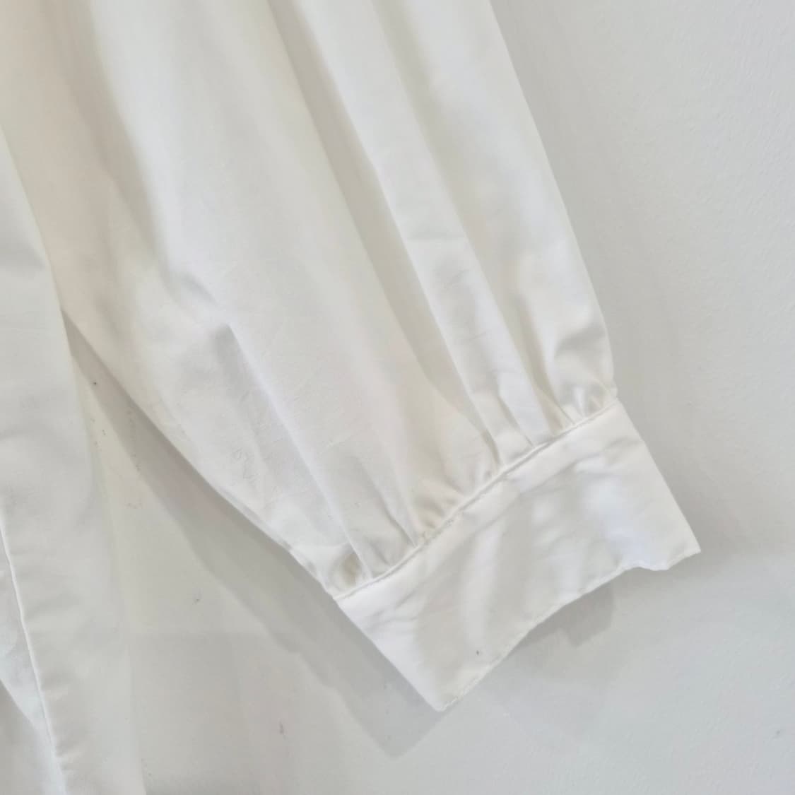 CHIP CHIP 화이트 프릴넥 뒷단추 셔링 블라우스 상품이미지7