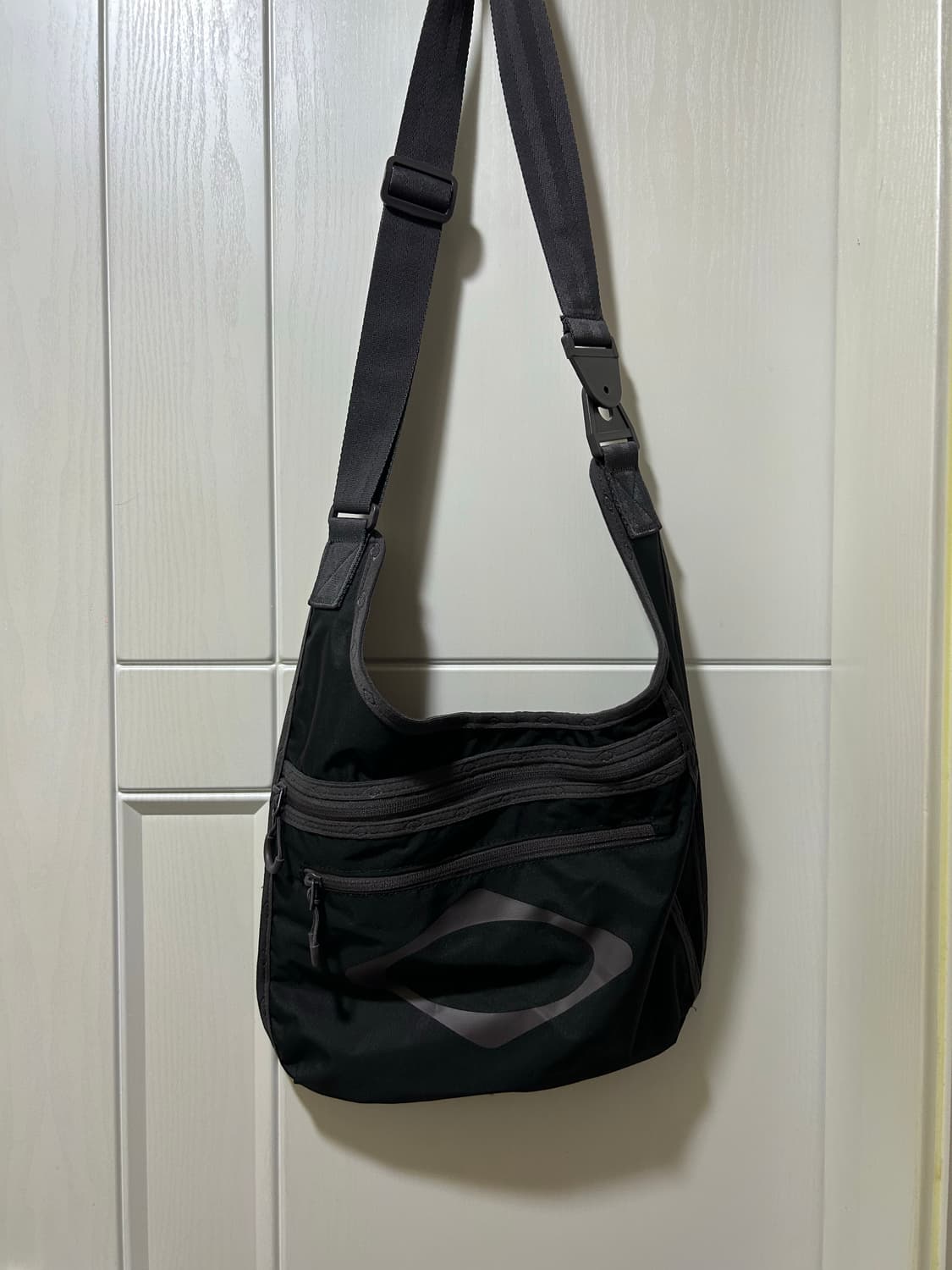 미스치프 라이트웨이트 플랫 크로스백 블랙 상품이미지3