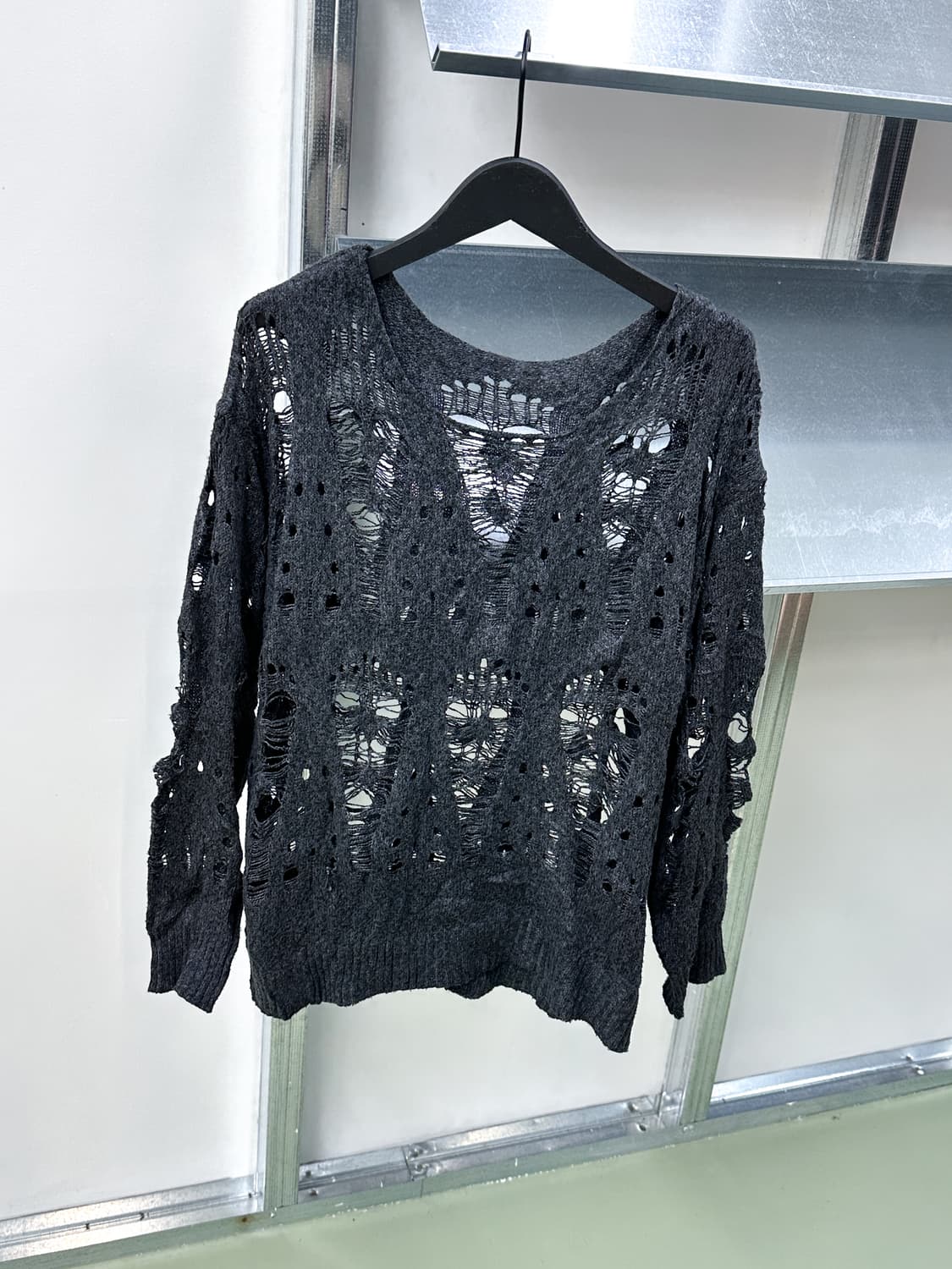 charcoal distressed knit 상품이미지3
