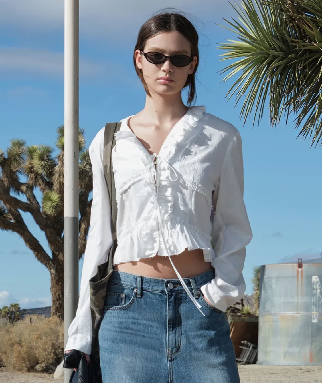 로우클래식 RAW EDGED RUFFLE BLOUSE_OFF WHITE 상품이미지1