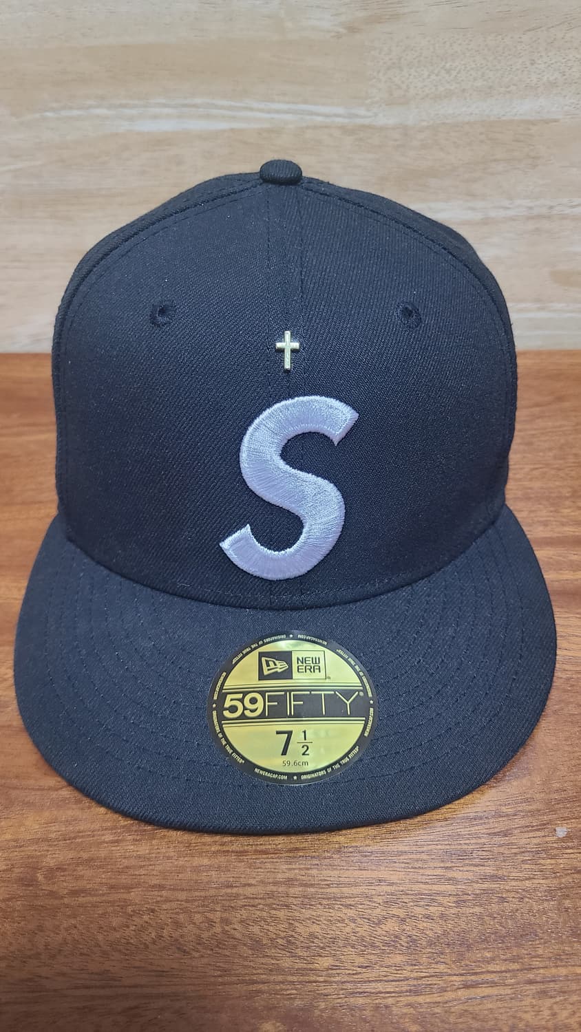 슈프림 골드크로스 S로고 뉴에라 상품이미지1