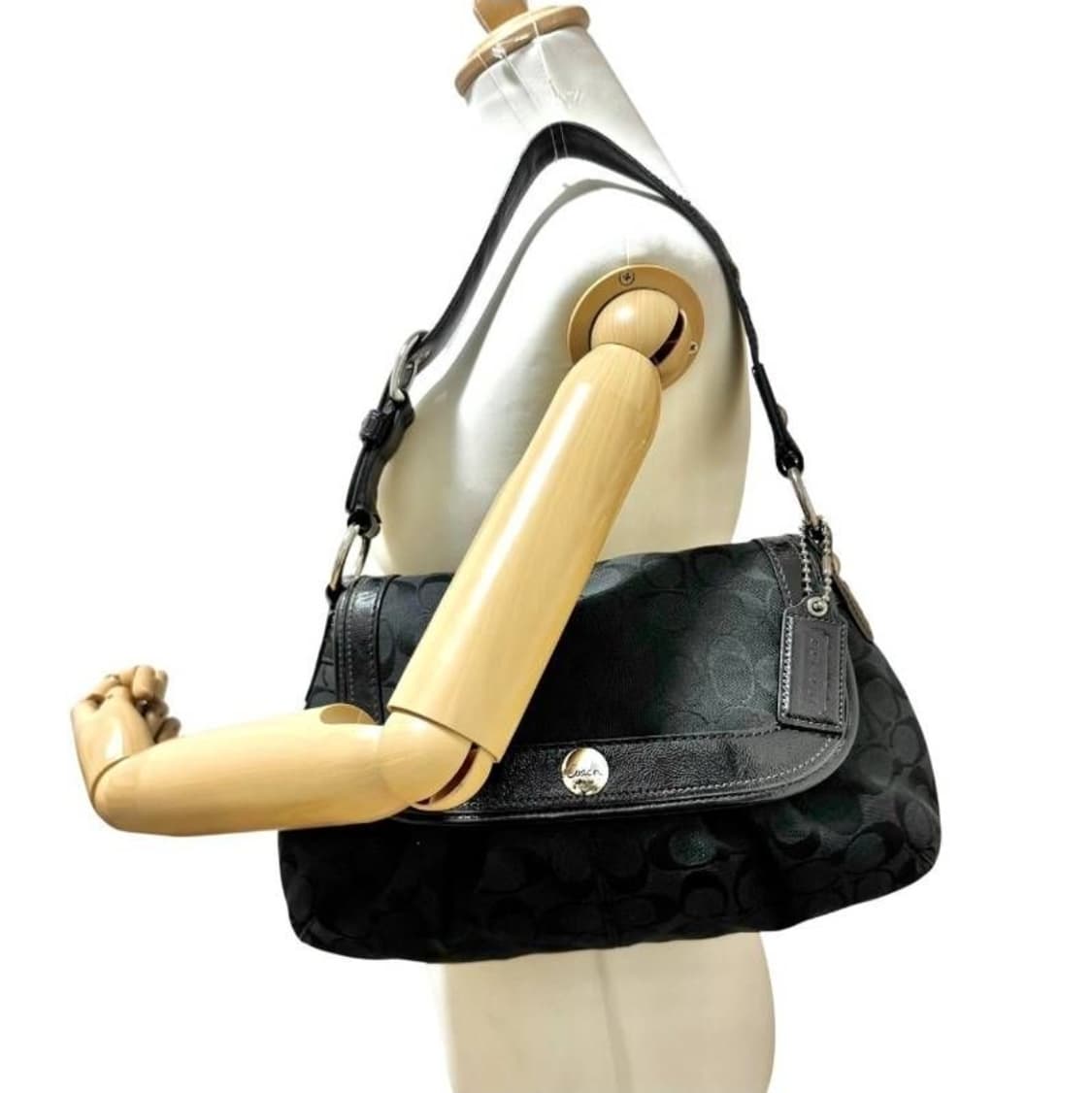 코치(Coach)의 시그니처 블랙 소호 플랩 숄더백 y2k 히메 갸루 상품이미지3