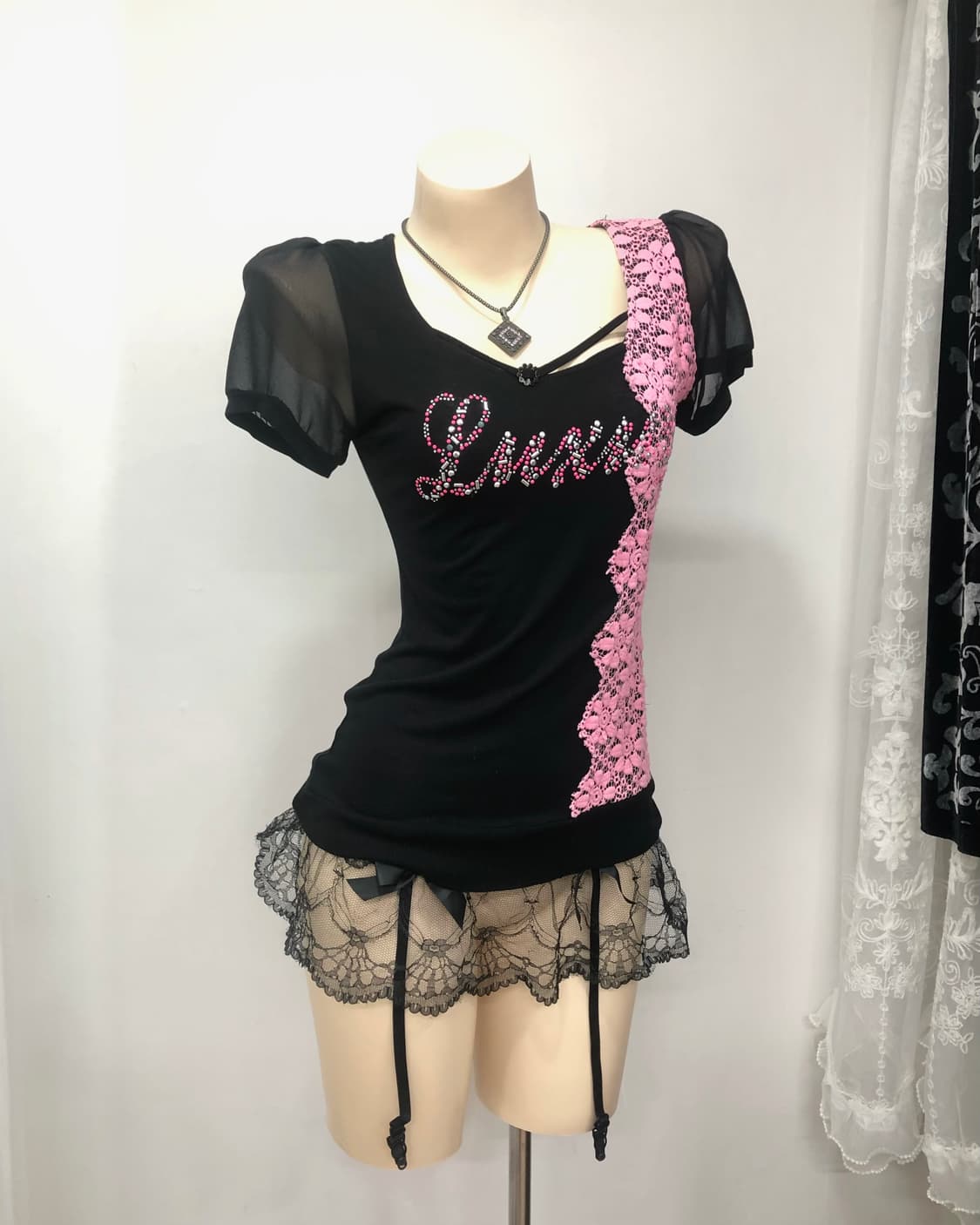 side pink lace cubic detail black top 상품이미지1