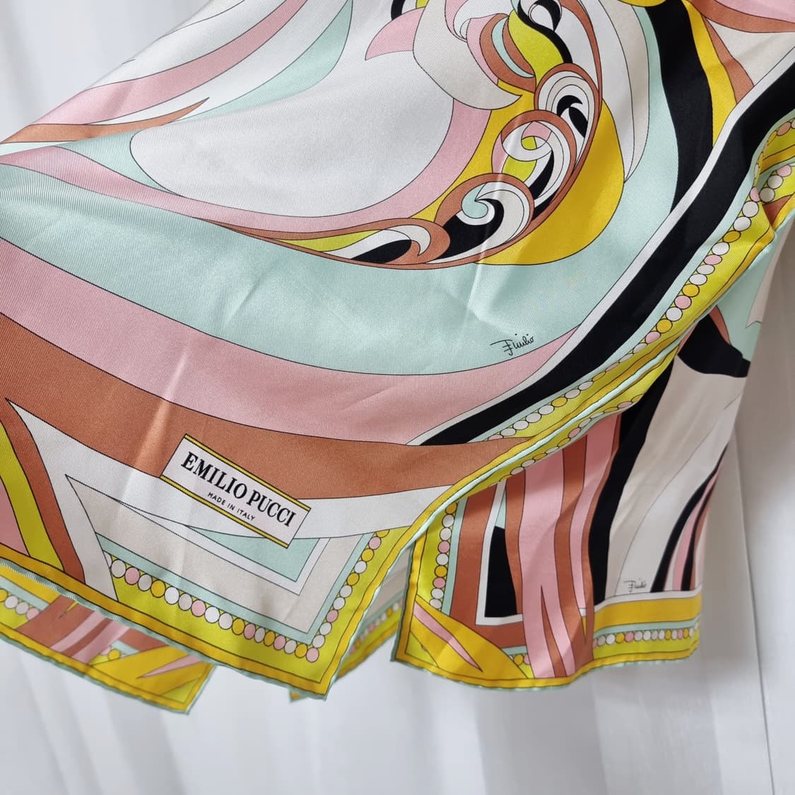 에밀리오푸치 실크100% 블라우스 (프리사이즈) 택달린 새상품 상품이미지3