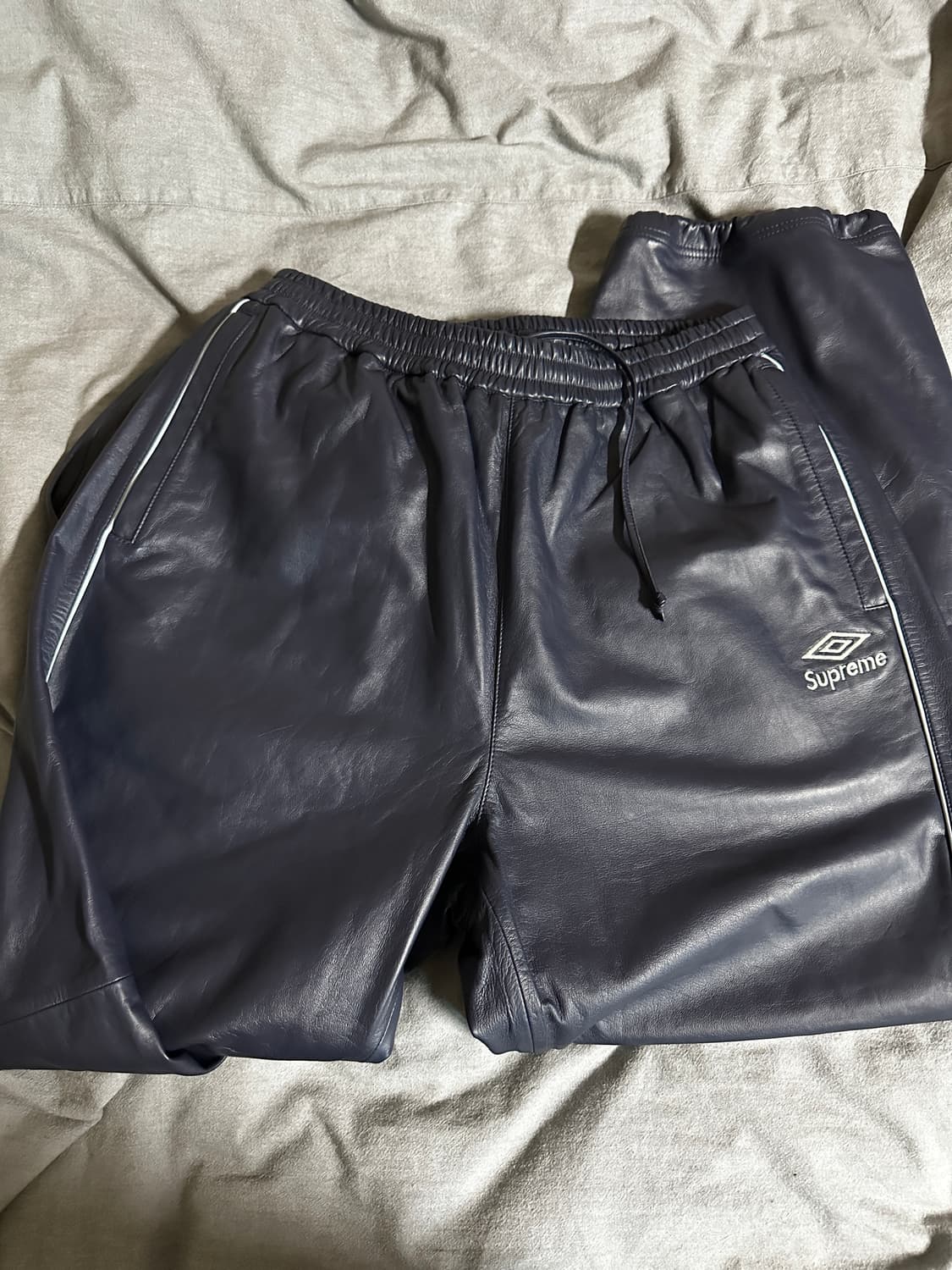 슈프림 x 엄브로 레더 트랙팬츠 상품이미지1