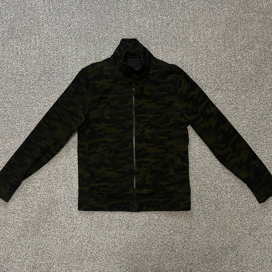 Banana Republic Dark Camo Zip-up Jacket. 상품이미지1