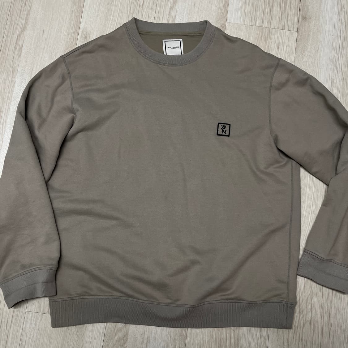 우영미 백로고 맨투맨 카키 그레이 52사이즈 상품이미지1