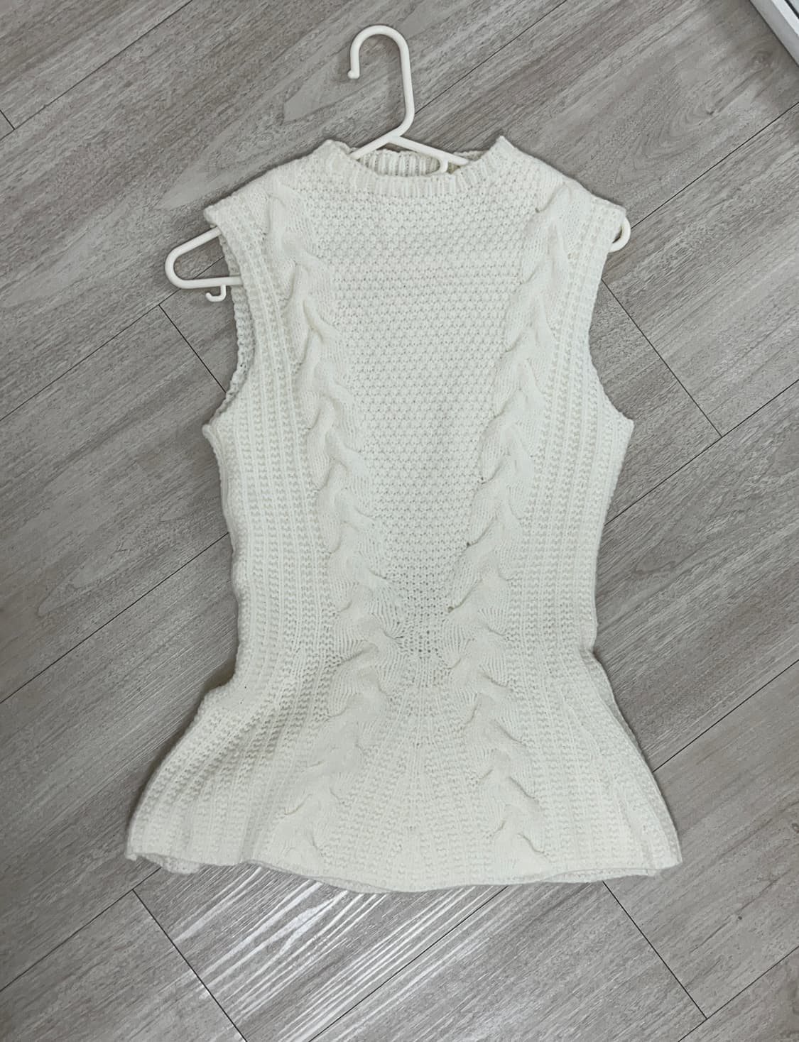 플레어 케이블 니트 슬리브리스 상품이미지1