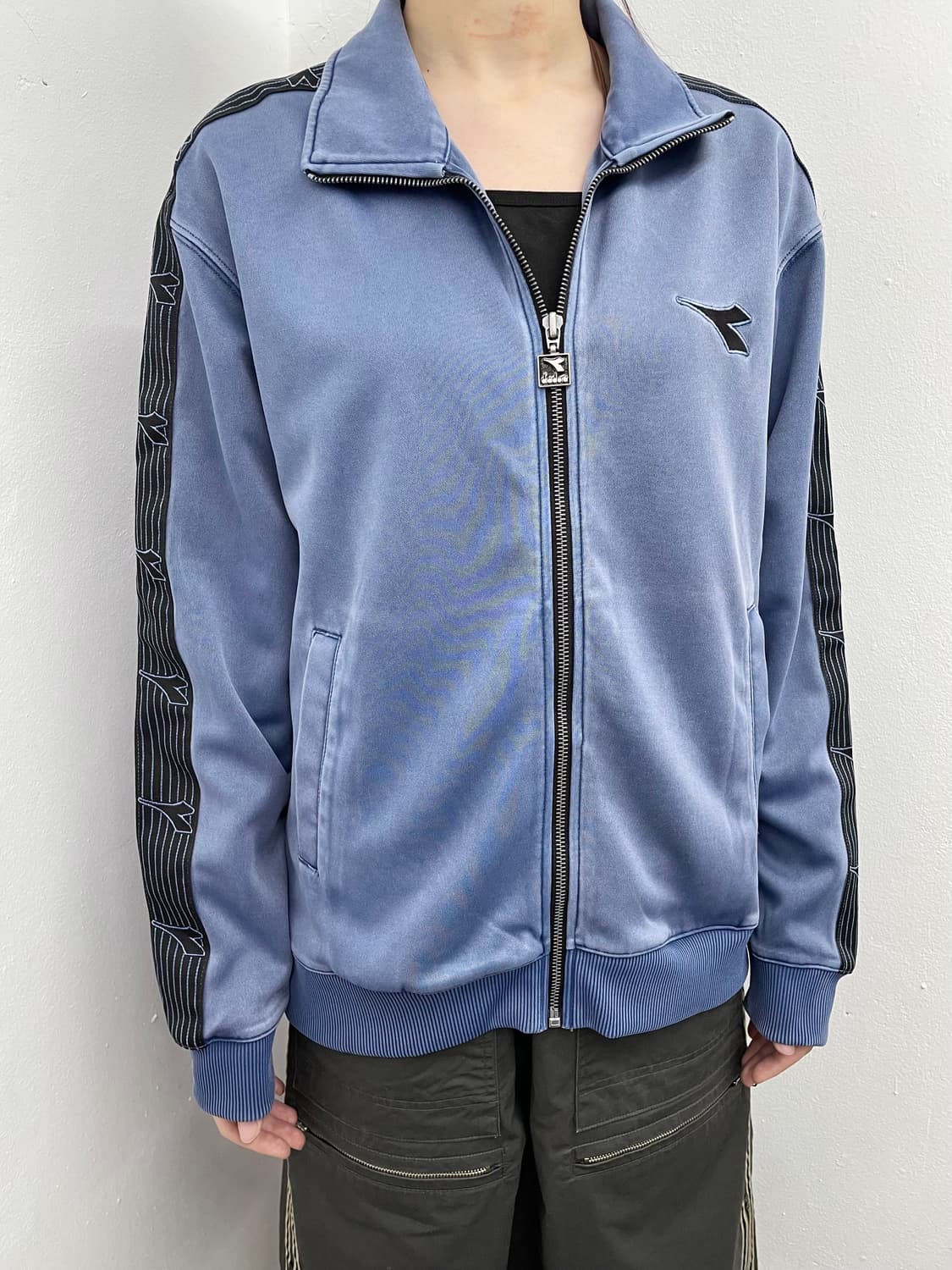 디아도라 사이드 로고 트랙집업 상품이미지5