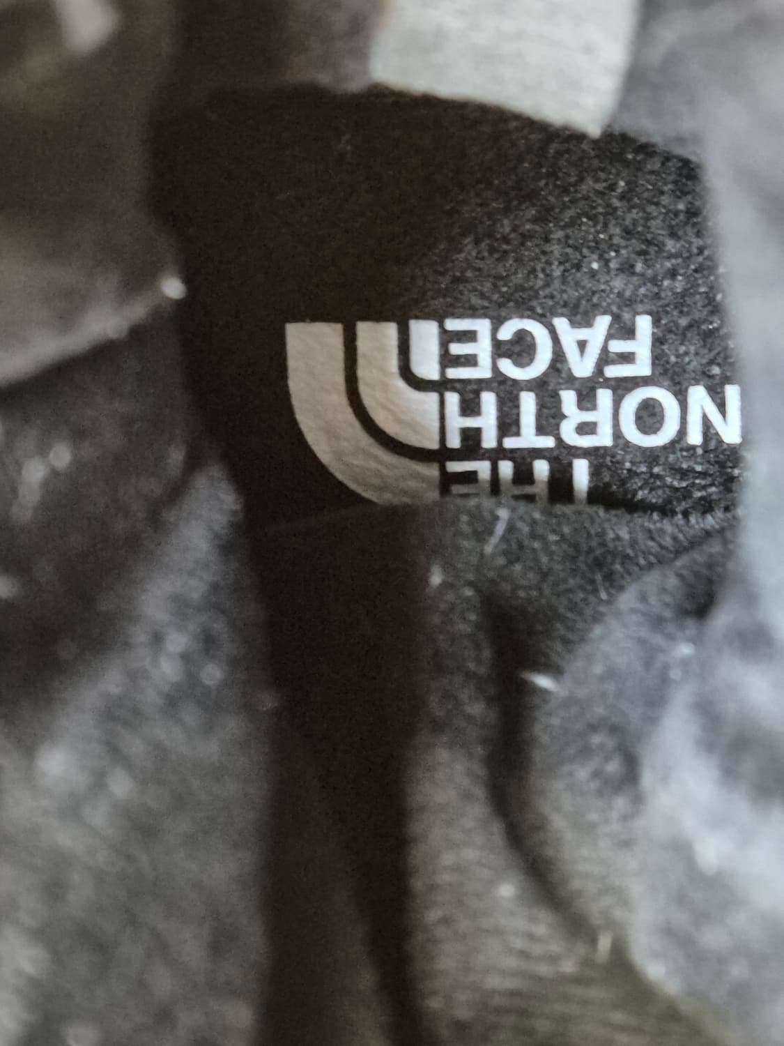 210mm 사이즈 노스페이스 키즈 패딩 부츠 블랙 색상입니다. 옆에 지퍼 상품이미지5