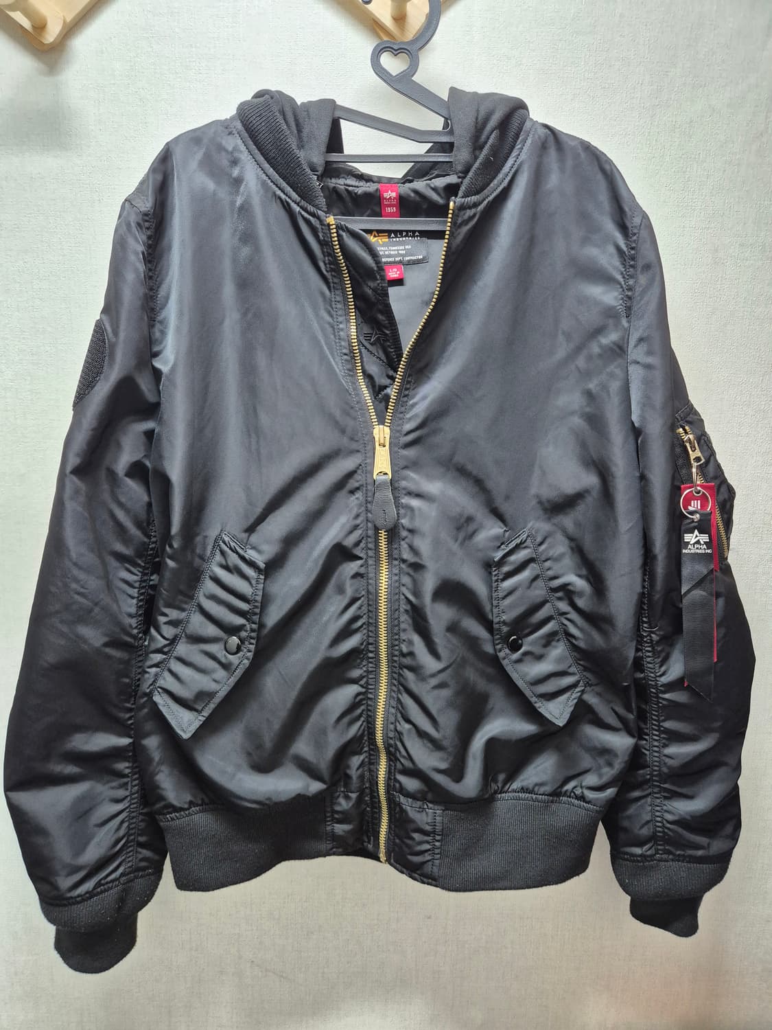 알파인더스트리 후드 L 판매합니다 
자연스런 사용감외엔 마모손상 없으나 상품이미지1