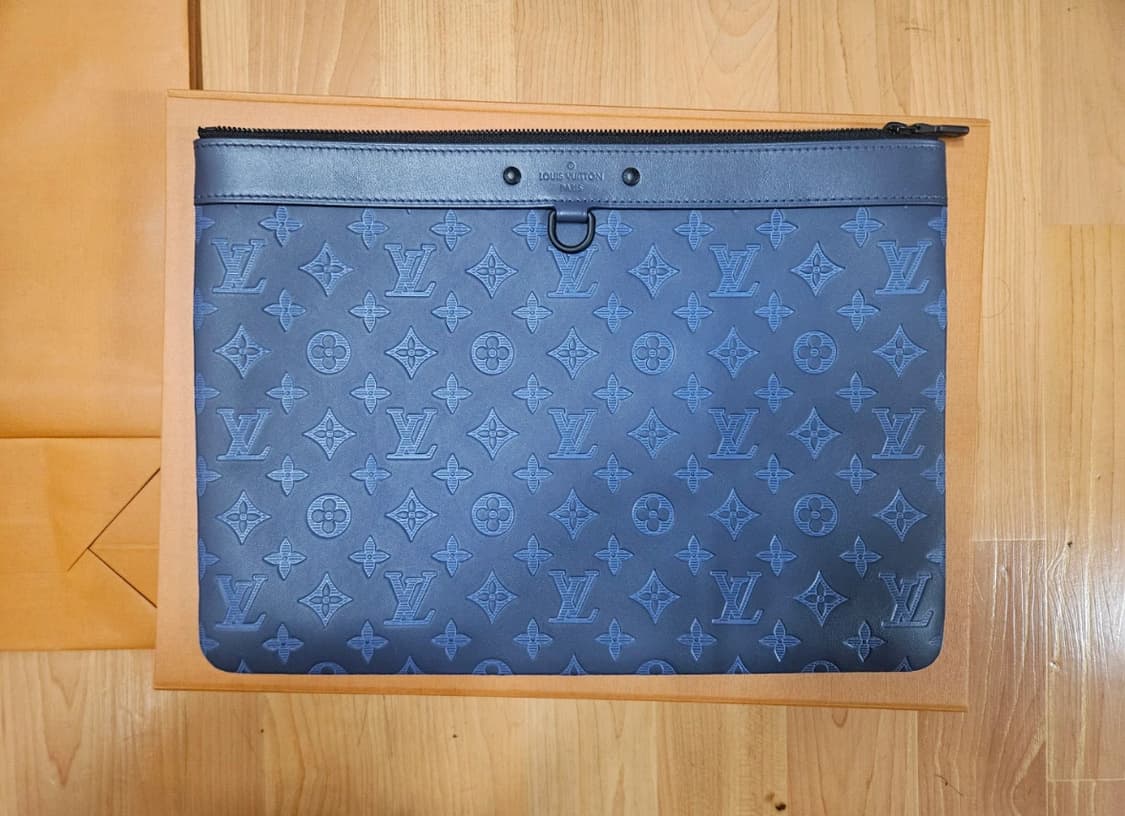 (정품/풀구성) 루이비통 쉐도우 포쉐트 블루 GM 클러치 상품이미지2