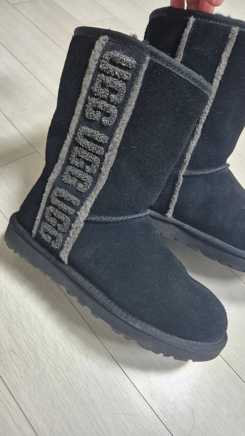 UGG CLASSIC SHORT SHEARLING LOGO 240 상품이미지1